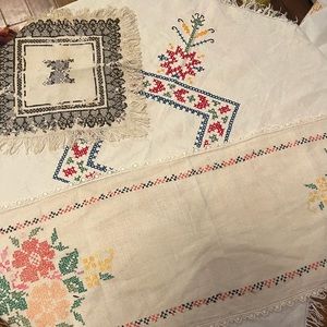 BUNDLE SET OF CROSS STITCH VINTAGE TABLE LINENS!